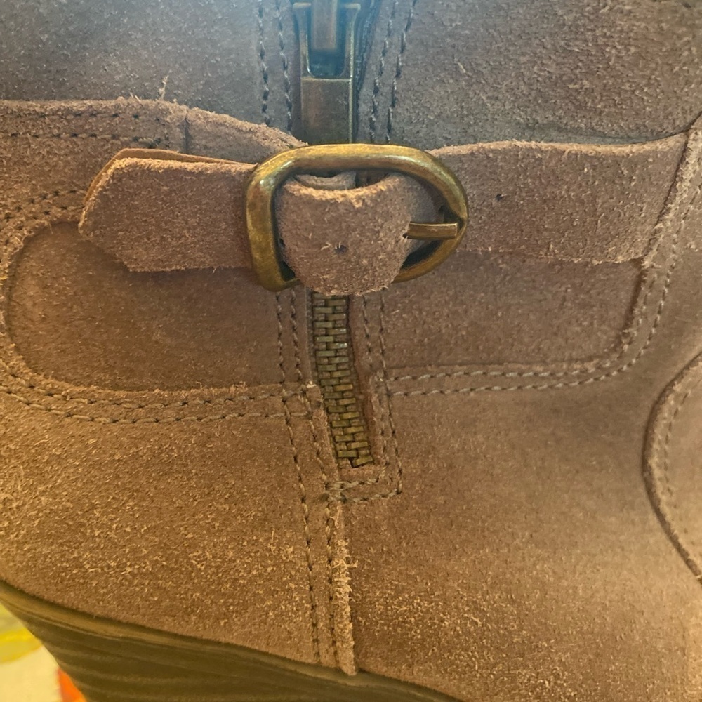 LUCKY BRAND women’s tan suede low heel size 7 - Picture 12 of 13